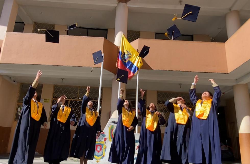 Estudiantes aprendiendo en la Unidad Educativa Matilde Álvarez